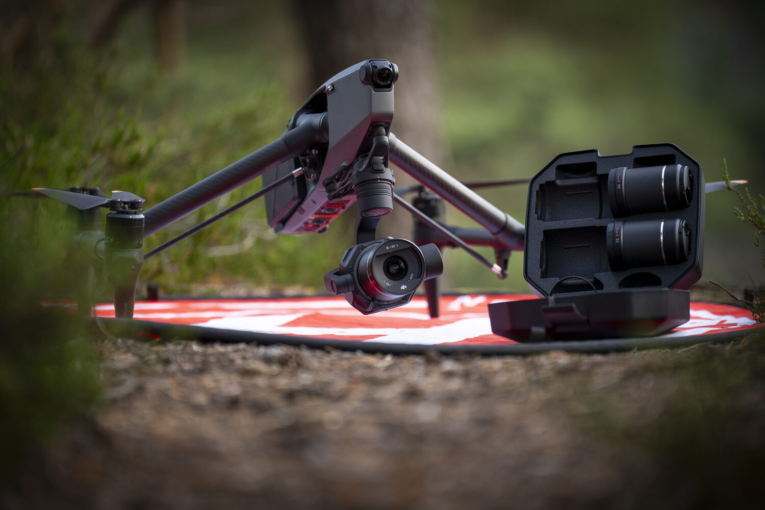 Profesionální dron s výměnnými objektivy připravený k natáčení videa